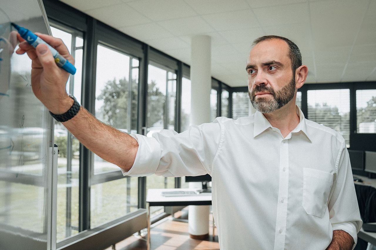 Alexander Immel skizziert einen Ablauf am Whiteboard